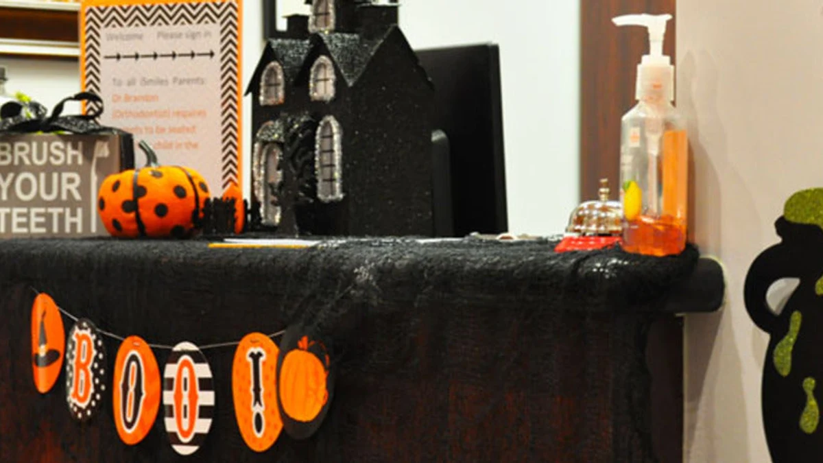 20 Office Halloween Decoration Ideas That Are So Memorable Hero